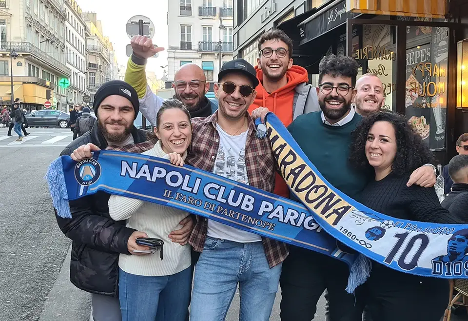 Tifosi del Napoli con sciarpe
