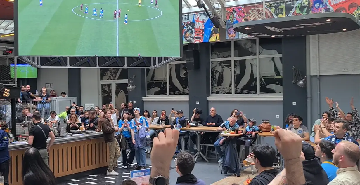 Tifosi del Napoli guardando la partita