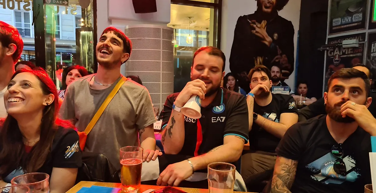 Foto soci al bar