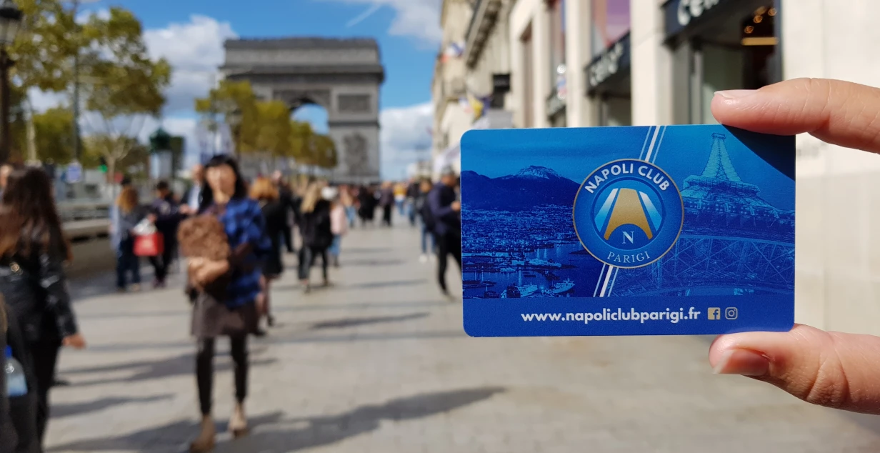 Foto tessera club con sfondo Arc de triomphe