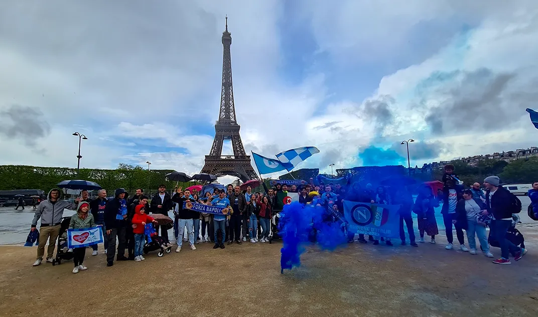 Soci del club in festa presso Tour Eiffel